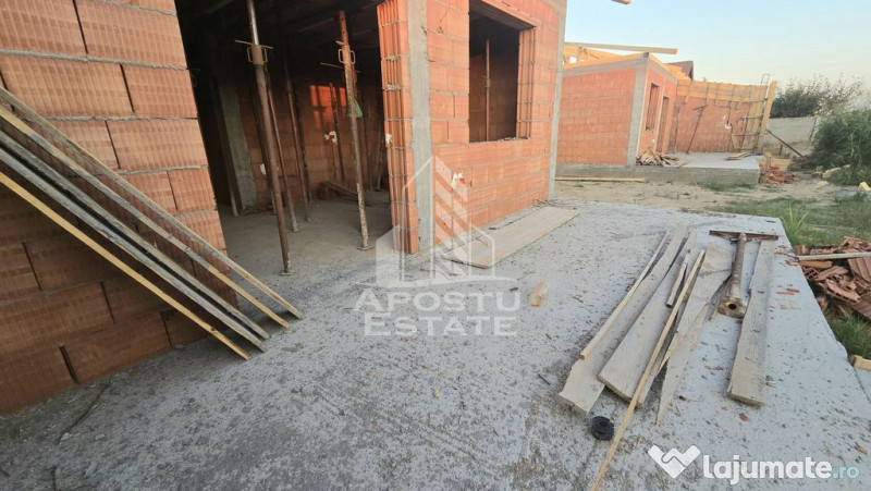 Jumatate de duplex pe parter cu 3 camere si 2 bai, Sag