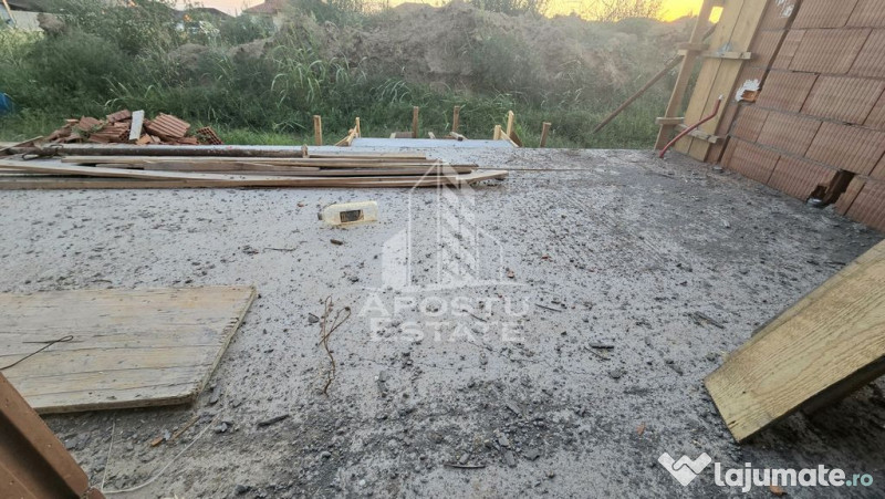 Jumatate de duplex pe parter cu 3 camere si 2 bai, Sag