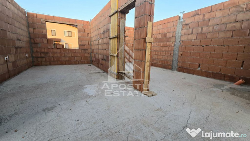 Jumatate de duplex pe parter cu 3 camere si 2 bai, Sag