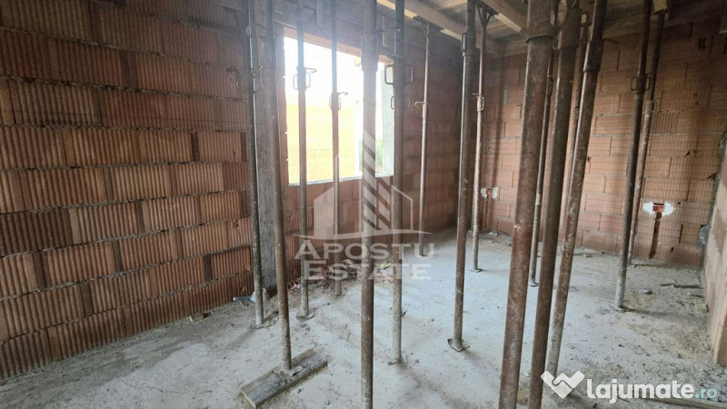 Jumatate de duplex pe parter cu 3 camere si 2 bai, Sag