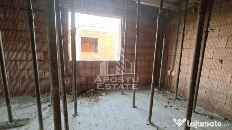 Jumatate de duplex pe parter cu 3 camere si 2 bai, Sag