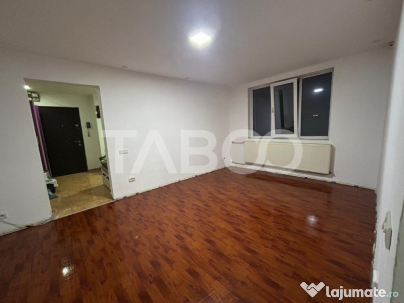 De vanzare apartament 3 camere spatios cu balcon Piata Delfi 