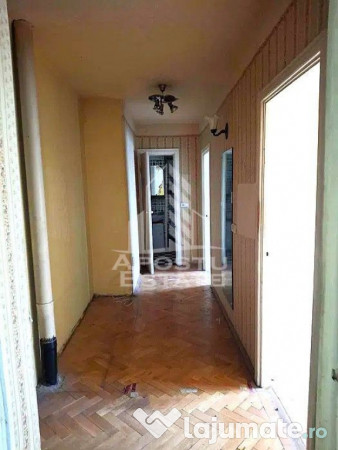 Apartament cu 3 camere, decomandat, centrala proprie,Spit...