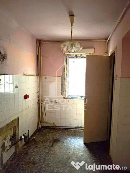 Apartament cu 3 camere, decomandat, centrala proprie,Spit...