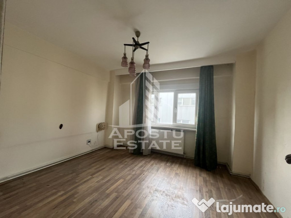 Apartament cu 3 camere, decomandat, centrala proprie,Spit...