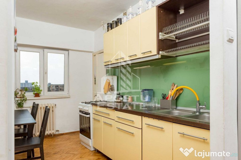 Apartament cu 3 camere, decomandat, etaj intermediar, zon...