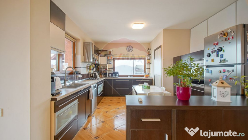 Casă spațioasă și elegantă, teren 1547 mp în Stupin...