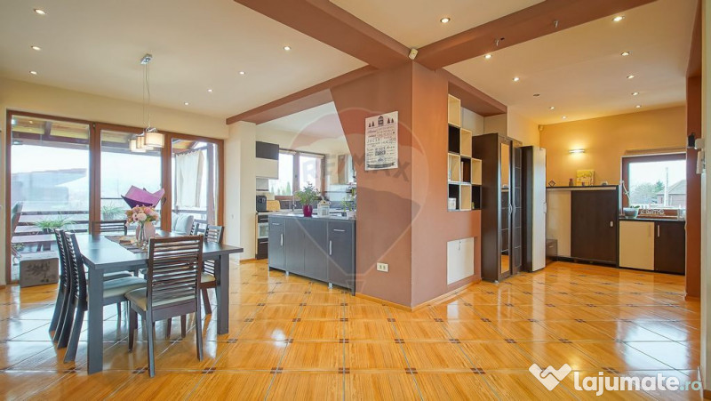 Casă spațioasă și elegantă, teren 1547 mp în Stupin...