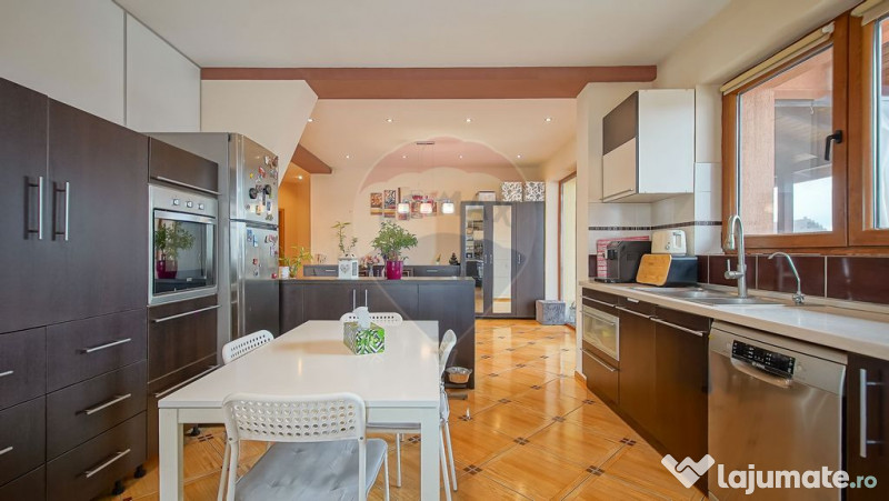 Casă spațioasă și elegantă, teren 1547 mp în Stupin...