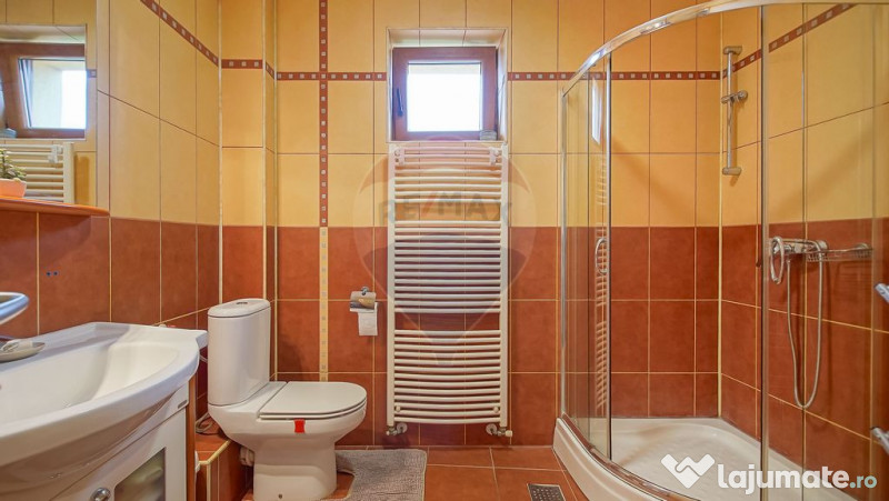 Casă spațioasă și elegantă, teren 1547 mp în Stupin...