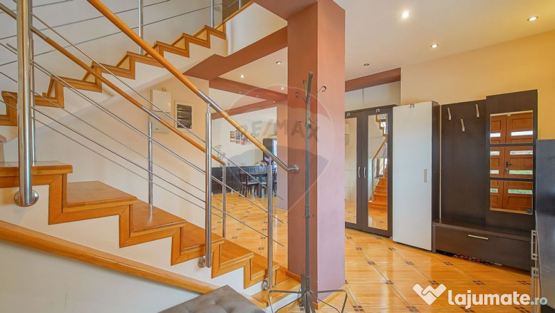 Casă spațioasă și elegantă, teren 1547 mp în Stupin...