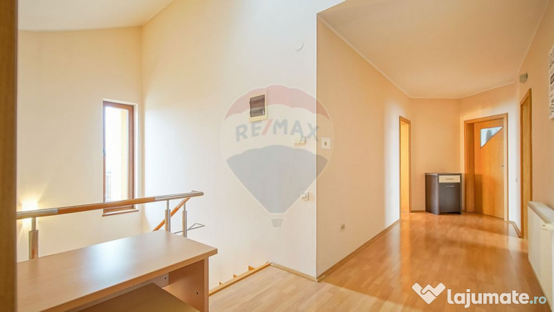 Casă spațioasă și elegantă, teren 1547 mp în Stupin...