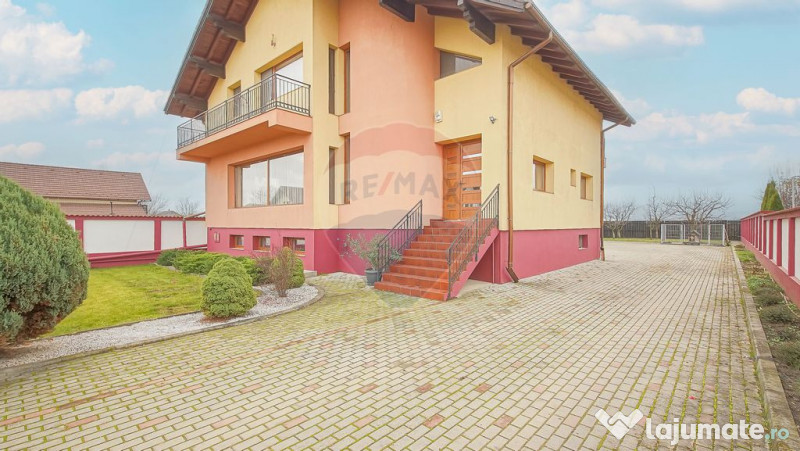 Casă spațioasă și elegantă, teren 1547 mp în Stupin...