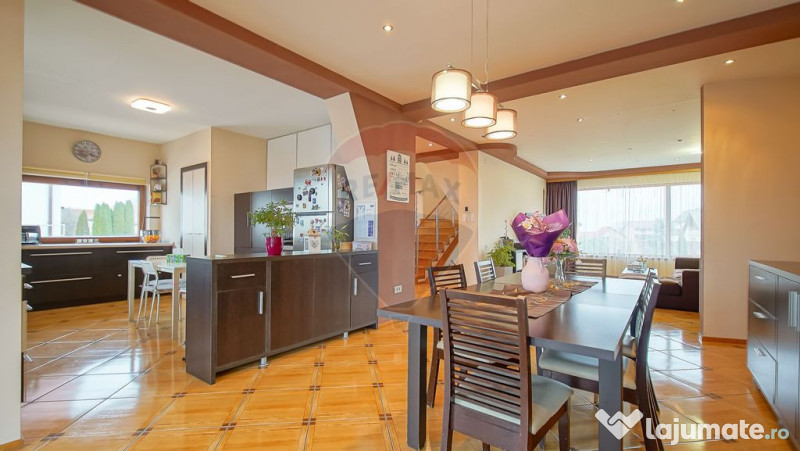 Casă spațioasă și elegantă, teren 1547 mp în Stupin...