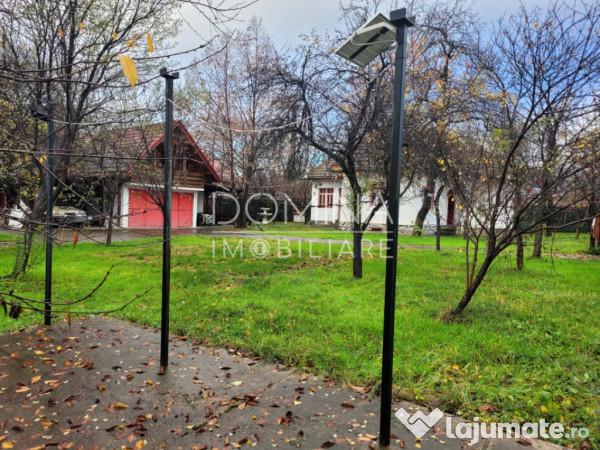 Casă tradițională, în centrul satului Polovragi