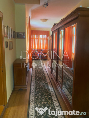 Casă tradițională, în centrul satului Polovragi