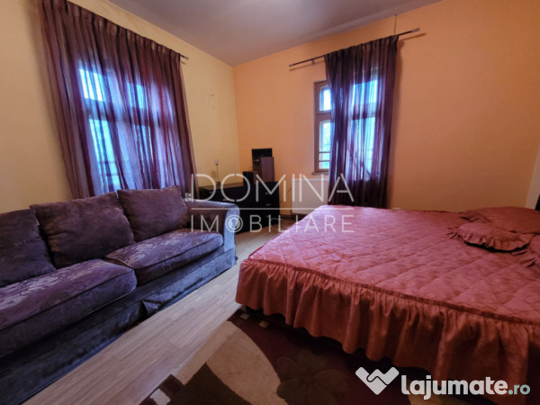 Casă tradițională, în centrul satului Polovragi