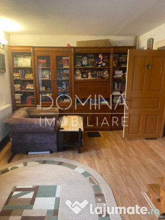 Casă tradițională, în centrul satului Polovragi