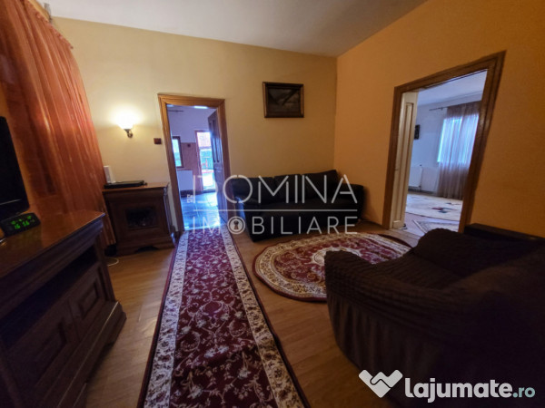 Casă tradițională, în centrul satului Polovragi