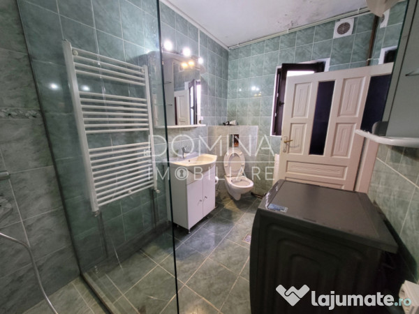 Casă tradițională, în centrul satului Polovragi