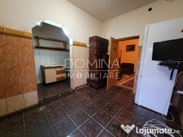 Casă tradițională, în centrul satului Polovragi