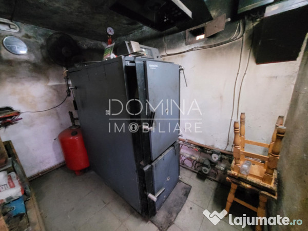 Casă tradițională, în centrul satului Polovragi