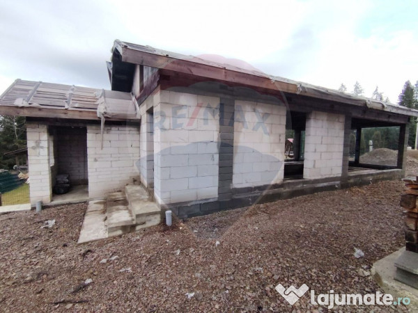 Casă / Vilă cu 8 camere de vânzare