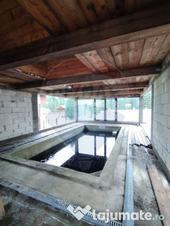 Casă / Vilă cu 8 camere de vânzare