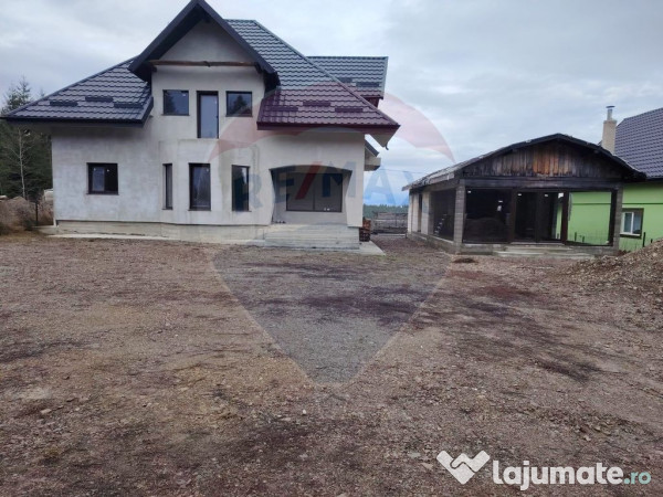 Casă / Vilă cu 8 camere de vânzare