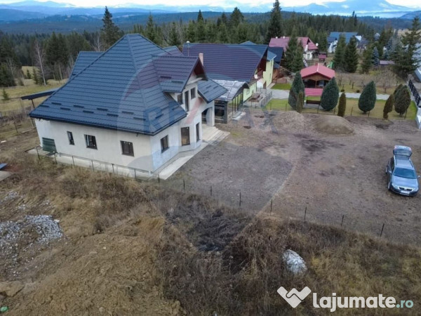 Casă / Vilă cu 8 camere de vânzare