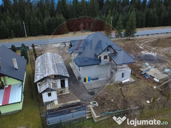 Casă / Vilă cu 8 camere de vânzare