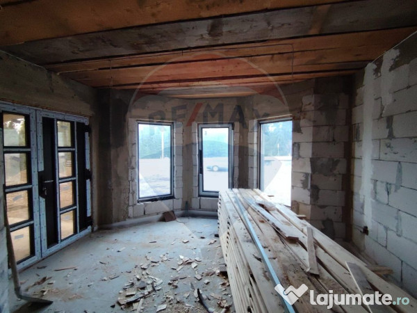 Casă / Vilă cu 8 camere de vânzare