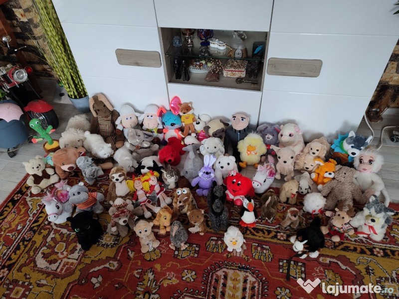 Jucarii de plus de diferite marimi 