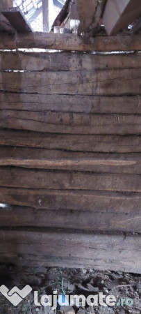 Pivnița de lemn veche de peste 100 ani central 