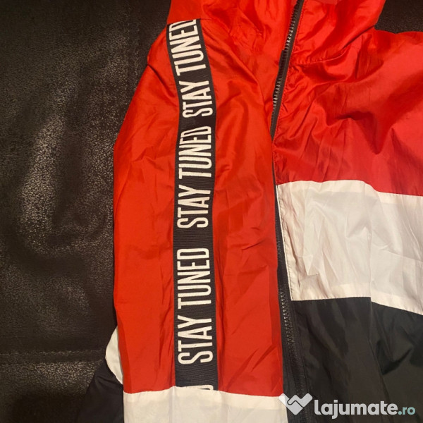 Jacheta "Stay Tuned" Bershka 