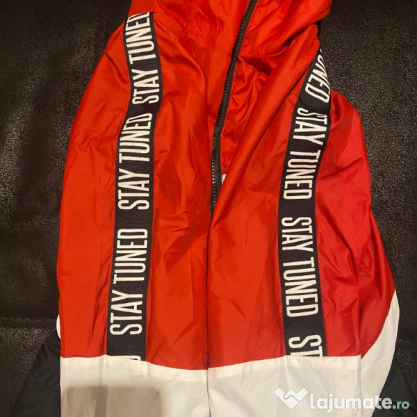 Jacheta "Stay Tuned" Bershka 