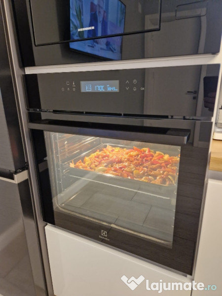 Cuptor Electrolux 72 l, Clasa A+, Autocuratare pirolitica 