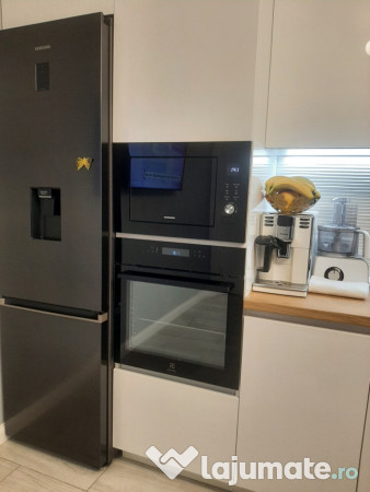 Cuptor Electrolux 72 l, Clasa A+, Autocuratare pirolitica 