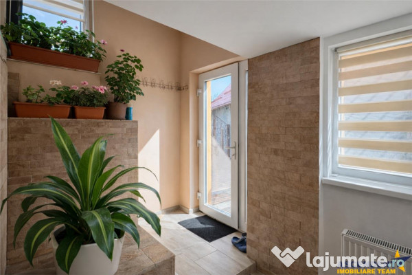 FILMTur 3D! Casa eleganta,curte amenajata, garaj, Brancovene