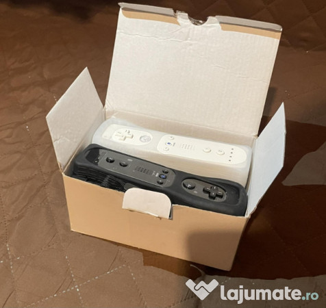 Doua seturi de controllere wii 