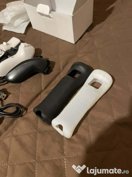 Doua seturi de controllere wii 