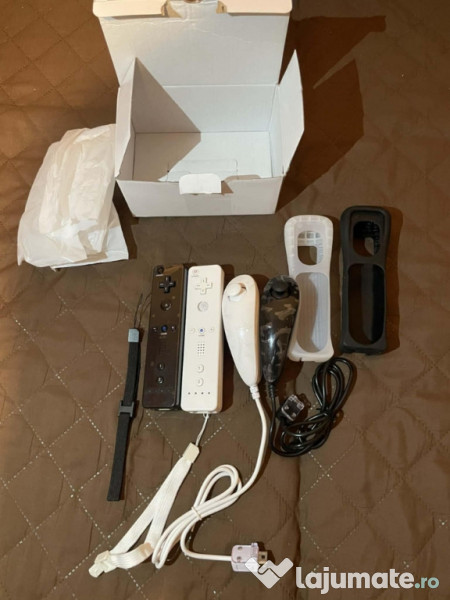 Doua seturi de controllere wii 