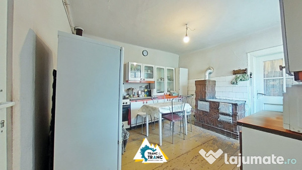 Casa traditionala cu 4 camere, in Cuvin 