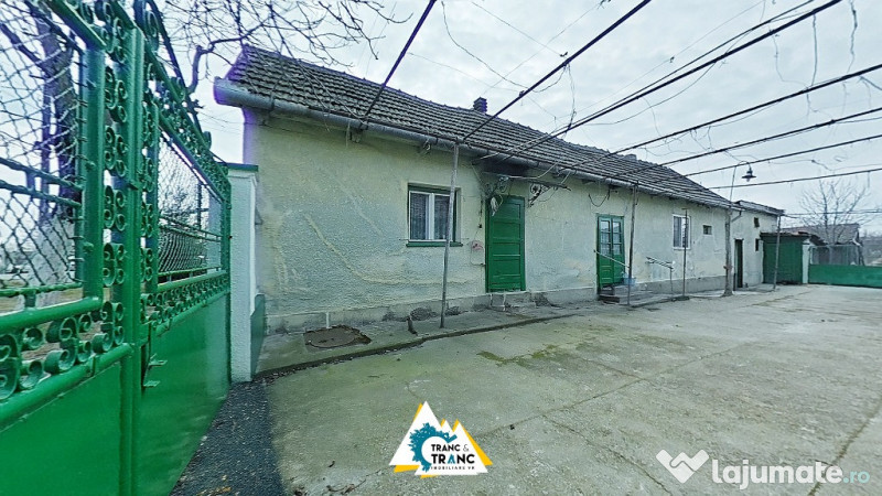 Casa traditionala cu 4 camere, in Cuvin 