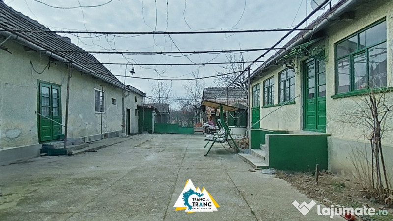 Casa traditionala cu 4 camere, in Cuvin 