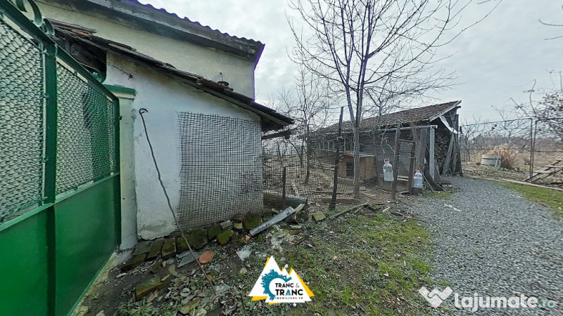 Casa traditionala cu 4 camere, in Cuvin 