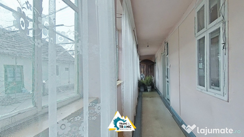 Casa traditionala cu 4 camere, in Cuvin 