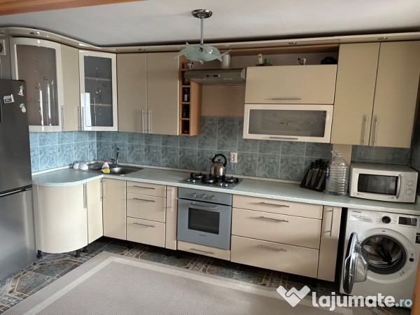 Spre inchiriere 3 camere in zona Trcatorul