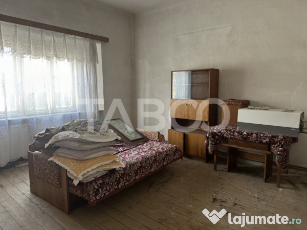 Casa cu potential de investitie in centrul satului 1540 mp t