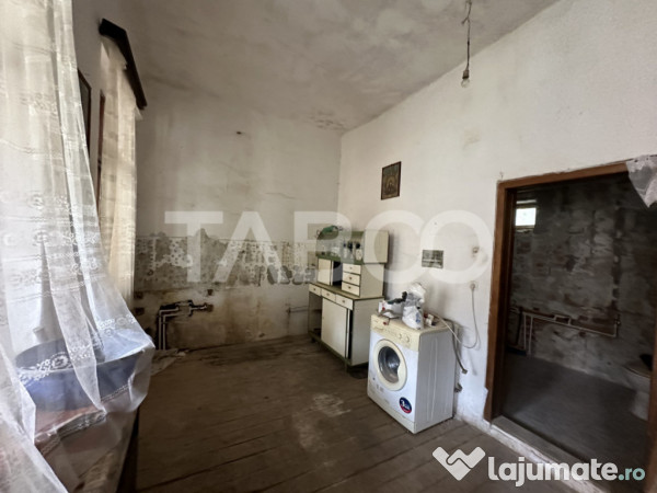 Casa cu potential de investitie in centrul satului 1540 mp t